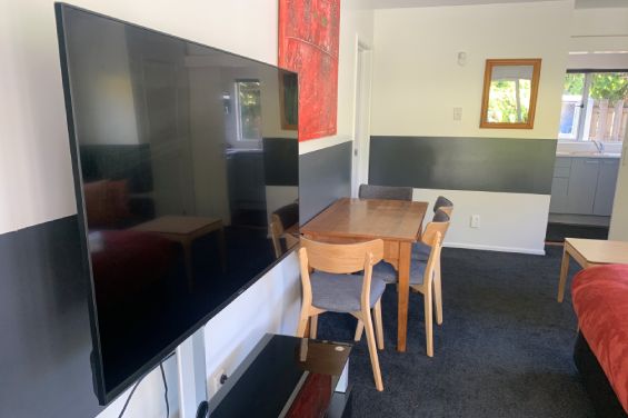 Superior One Bedroom Apt. (sleeps 5) TV and dining table